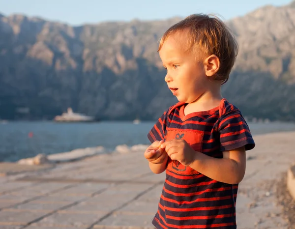 Jongen in zon verlichting — Stockfoto