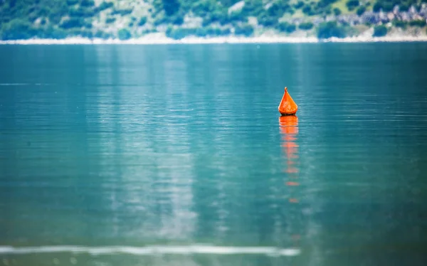 La boya roja en el mar — Foto de Stock