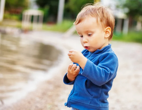 小さな男の子が浜辺で遊んで — ストック写真