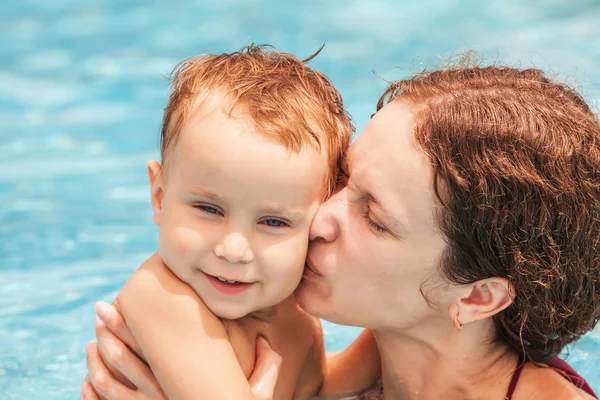 Mãe e filho brincando no mar — Fotografia de Stock