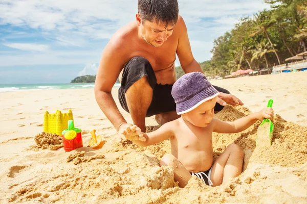 Spelen in het zand — Stockfoto