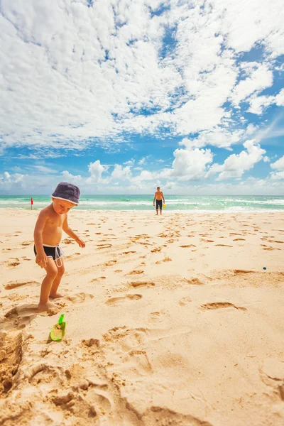 Spielen im Sand — Stockfoto