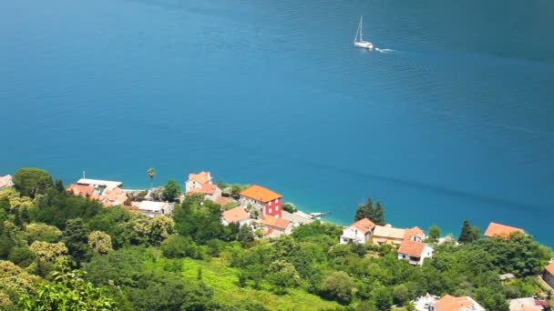 Veduta di una piccola città sul mare . — Video Stock