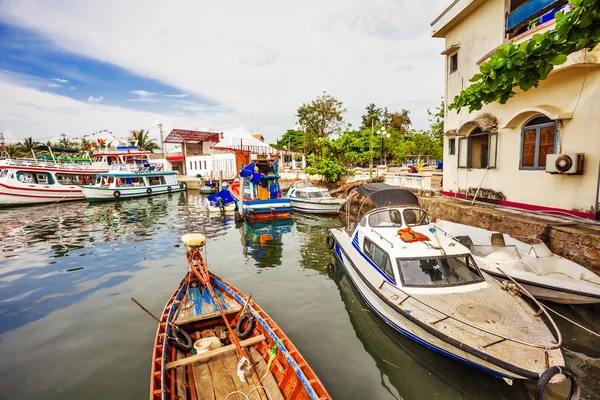 Balıkçı tekneleri limanda — Stok fotoğraf