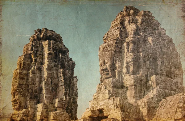 Faces of ancient Bayon Temple At Angkor Wat in retro and grunge — Stock Photo, Image