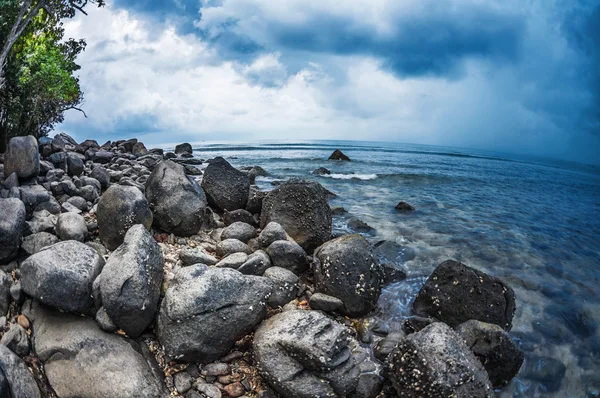 Tropisch strand onder de sombere hemel — Stockfoto