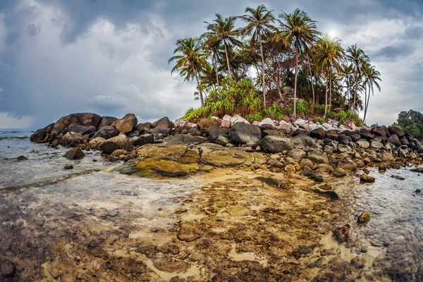 Exotische tropische Insel unter düsterem Himmel. — Stockfoto