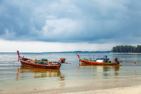 Barche nel mare tropicale. — Foto Stock