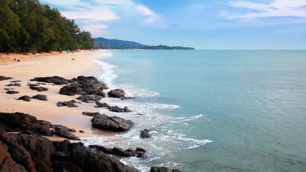 Plage tropicale sous un ciel sombre . — Video