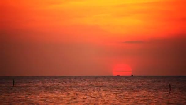 Tropisches Meer bei schönem Sonnenuntergang — Stockvideo