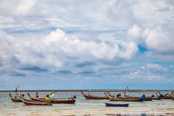 Bateaux dans la mer tropicale. Thaïlande — Photo