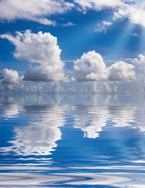 Riflessioni sulle nuvole — Foto Stock