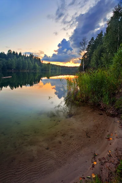 Pôr do sol perto do lago de verão — Fotografia de Stock