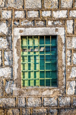Pencereli taş duvar 