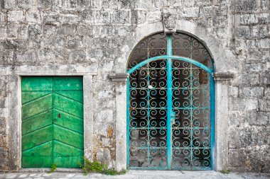 Pencereli taş duvar 