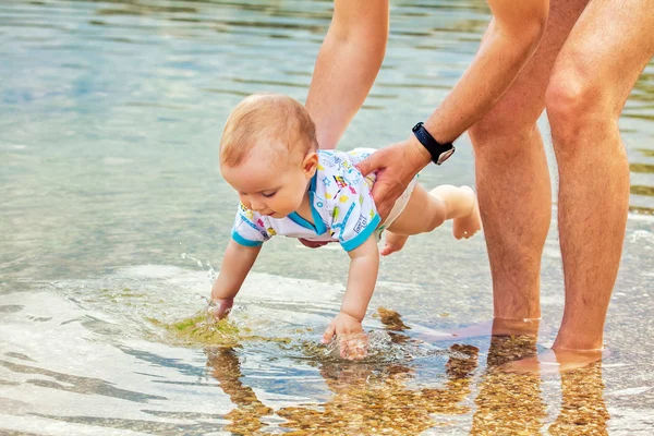 Père et fils dans la mer — Photo