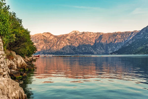 Песчаный пляж с морем и горами — стоковое фото