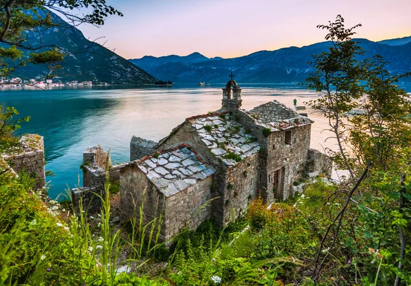 Denize bakan eski kilise — Stok fotoğraf