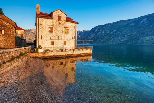 Vecchia casa in luce del sole al mare — Foto Stock