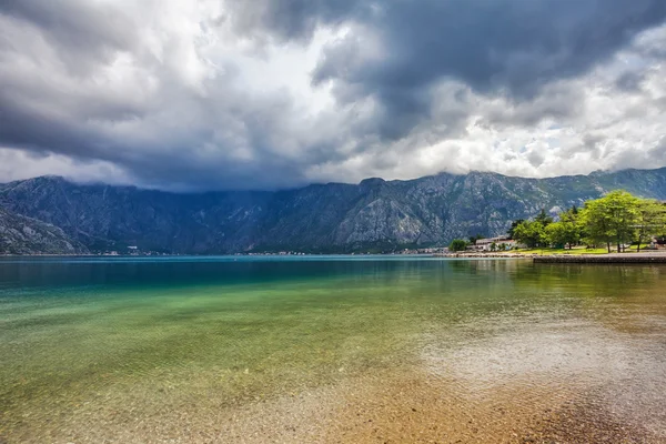 Sea and mountains in gloomy weather — Stock Photo, Image