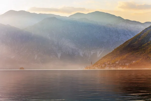 Tramonto sul mare con le montagne nebbiose — Foto Stock