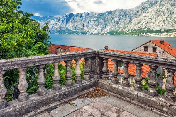 Blick auf eine kleine Stadt am Meer — Stockfoto