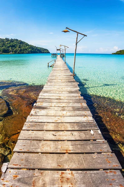 Vecchio molo di legno nel mare — Foto Stock