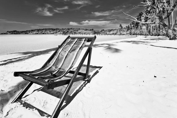 Sun beach chair at the beach — Stock Photo, Image