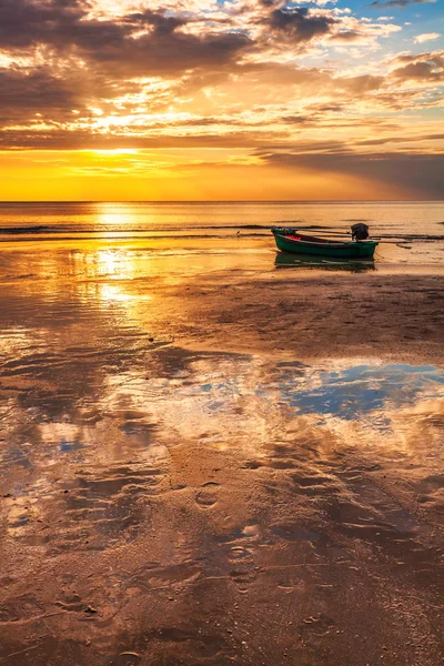 Boot am Strand bei Sonnenuntergang — Stockfoto