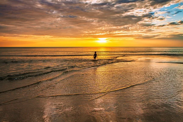 Jogue com o mar na hora do pôr do sol — Fotografia de Stock