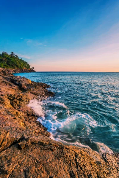 Tropisk strand vid solnedgången. — Stockfoto