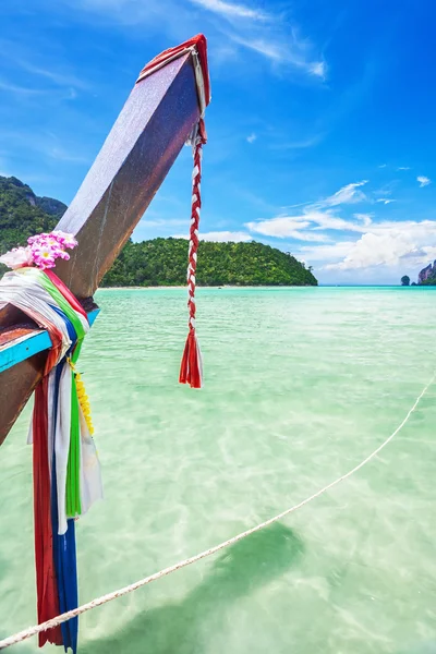 Barco no mar tropical. Tailândia — Fotografia de Stock