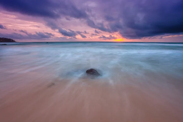 Tropisch strand bij zonsondergang. — Stockfoto