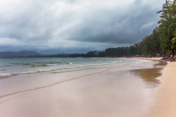 暗い空の下での熱帯のビーチ — ストック写真