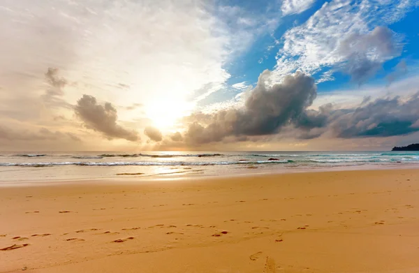 Pôr do sol colorido tropical . — Fotografia de Stock