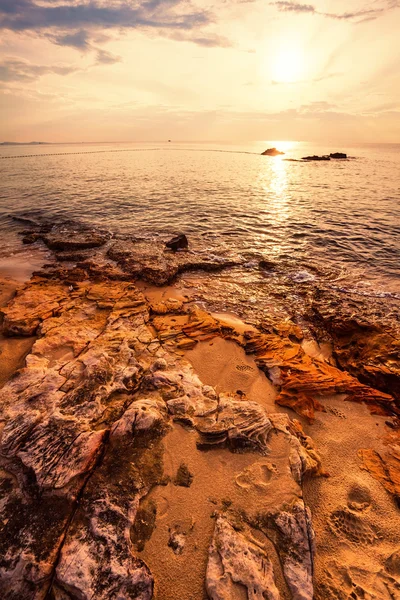 Praia ao pôr do sol — Fotografia de Stock