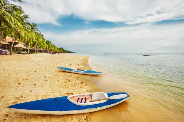 Kajaks op het tropisch strand — Stockfoto