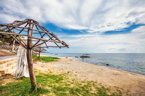 Sombrillas de madera en la playa de arena — Foto de Stock