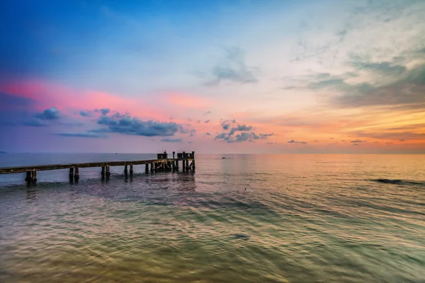 Zonsondergang boven de zee. — Stockfoto