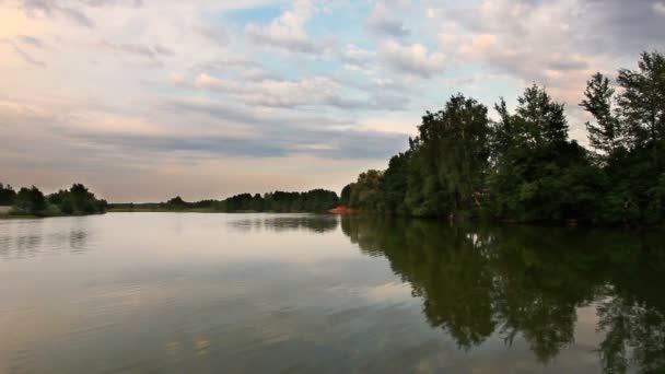 Podzimní lesní jezero — Stock video