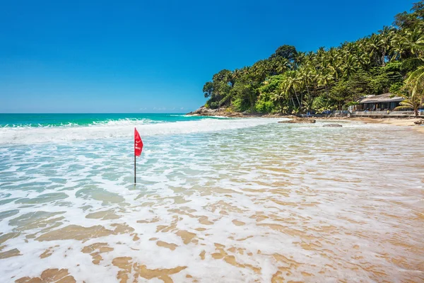 Bandeira de aviso vermelho na praia — Fotografia de Stock