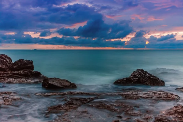 Oscuro atardecer tropical — Foto de Stock