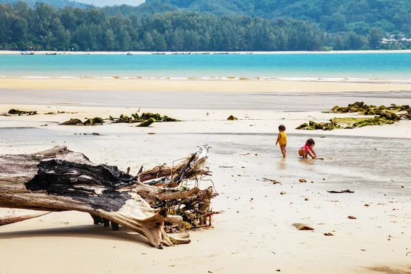 Thaise kinderen spelen op het strand — Stockfoto