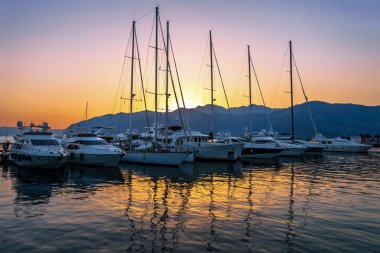 yelkenli tekne Marina gün batımında.