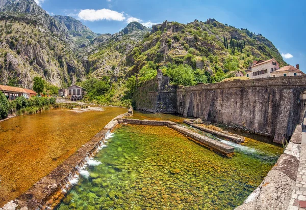 Fiume vicino alla città vecchia — Foto Stock