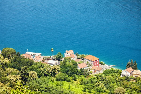 Vista de uma pequena cidade junto ao mar — Fotografia de Stock