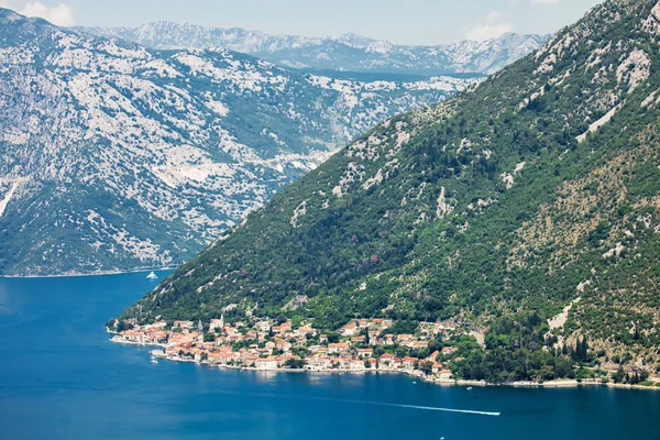 Schöner Blick auf die Berge und das Meer — Stockfoto