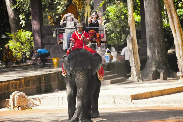 Turisti cavalcare un elefante — Foto Stock