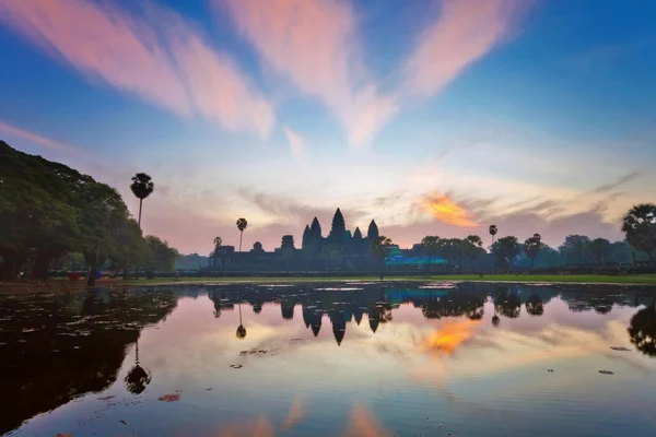 カンボジアのアンコールワット寺院での日の出 — ストック写真