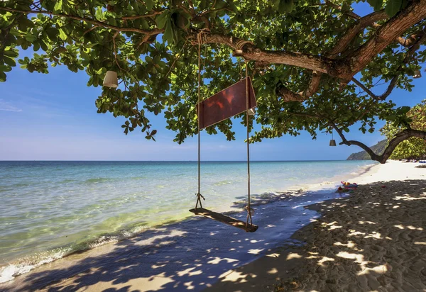 Swings at tropical beach. — Stock Photo, Image